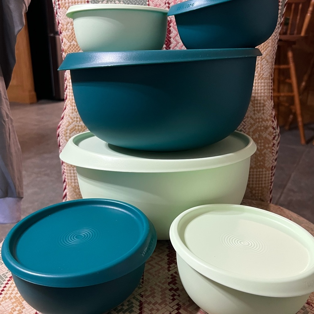 New Tupperware bowls with lids, 12 piece set, 6 bowls and 6 lids. - Picture 7 of 8